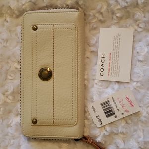 COACH Wallet in Cream☃️